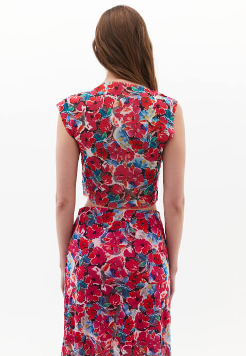 Asimetrik Kesim Tişört ve Büzgülü Etek Kombini