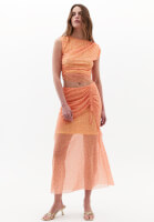 Büzgülü Etek ve Asimetrik Kesim Tişört Kombini