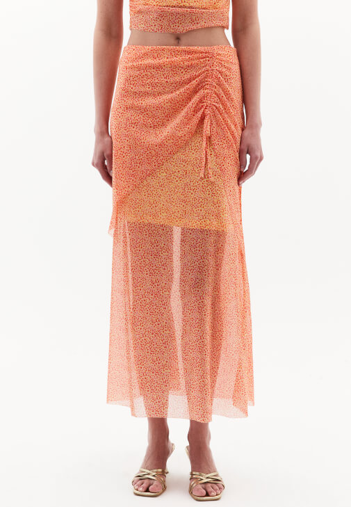 Büzgülü Etek ve Asimetrik Kesim Tişört Kombini