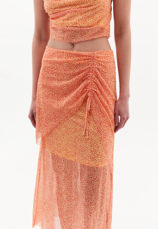 Büzgülü Etek ve Asimetrik Kesim Tişört Kombini