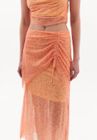 Büzgülü Etek ve Asimetrik Kesim Tişört Kombini