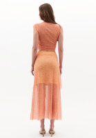 Büzgülü Etek ve Asimetrik Kesim Tişört Kombini