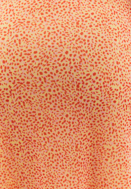 Büzgülü Etek ve Asimetrik Kesim Tişört Kombini