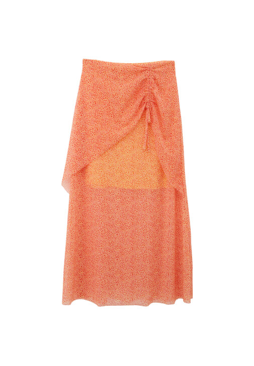 Büzgülü Etek ve Asimetrik Kesim Tişört Kombini