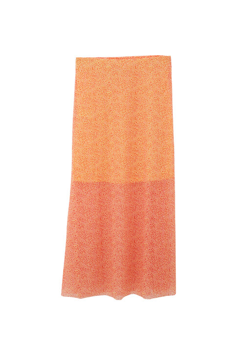 Büzgülü Etek ve Asimetrik Kesim Tişört Kombini