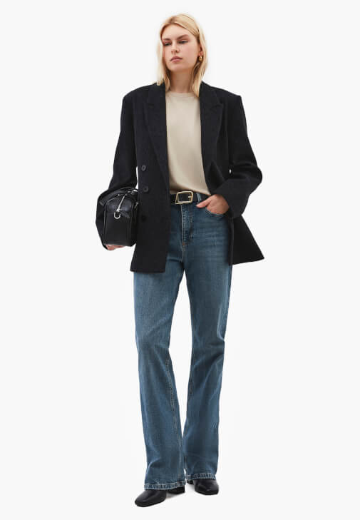 Modal Tişört ve Denim Pantolon Kombini