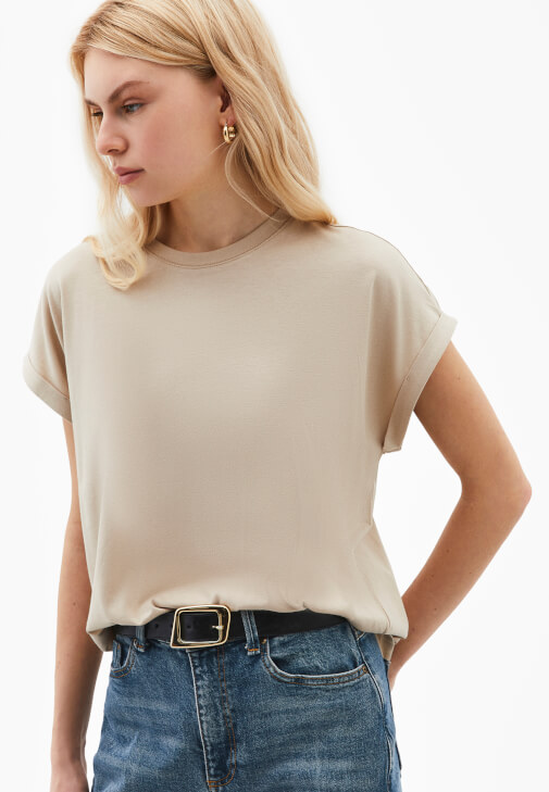 Modal Tişört ve Denim Pantolon Kombini