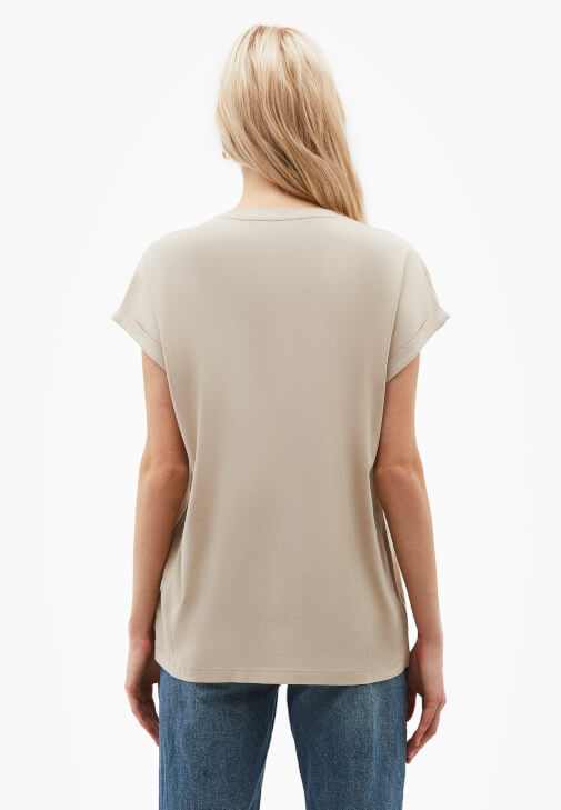 Modal Tişört ve Denim Pantolon Kombini