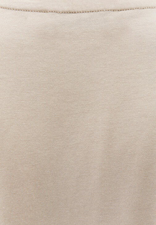 Modal Tişört ve Denim Pantolon Kombini