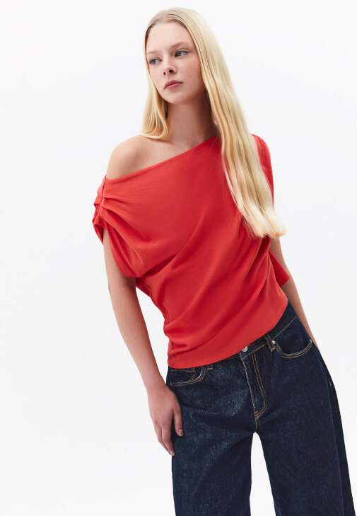 Kırmızı Modal Asimetrik Tişört