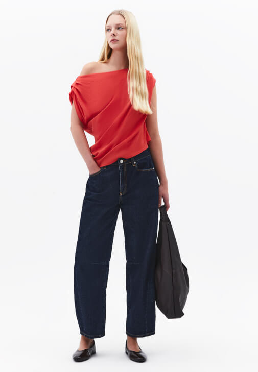 Asimetrik Tişört ve Denim Pantolon Kombini