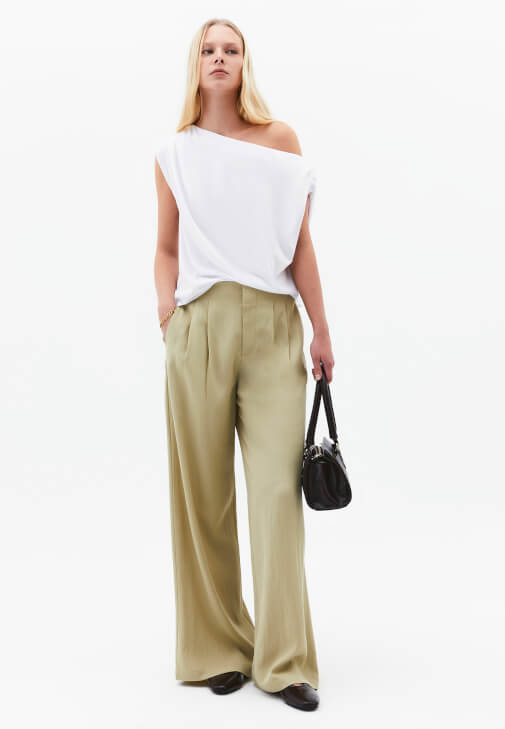  Asimetrik Tişört ve Tencel Pantolon Kombini