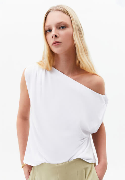 Asimetrik Tişört ve Tencel Pantolon Kombini