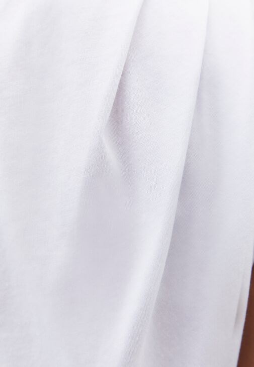 Asimetrik Tişört ve Tencel Pantolon Kombini