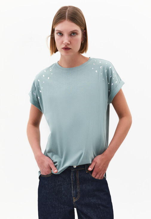 Yeşil Modal Taş Detaylı Tişört