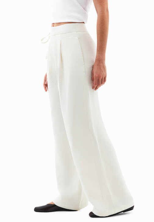 Modal Pantolon ve Tişört Kombini