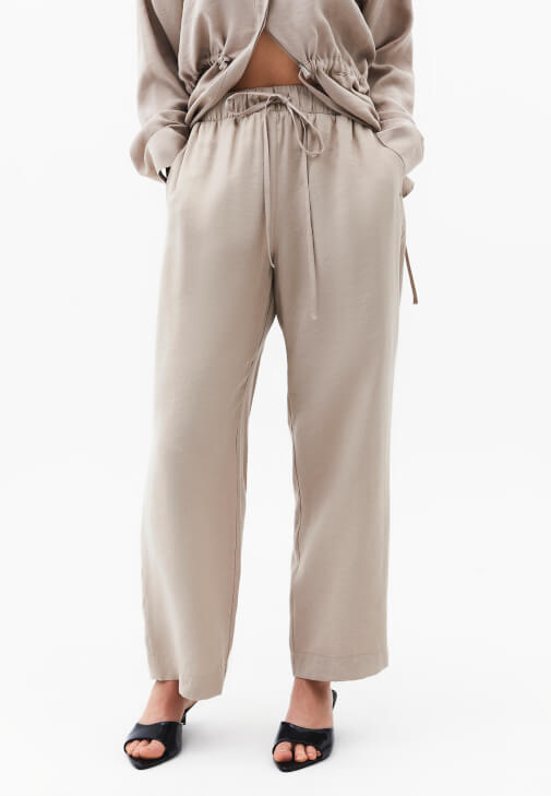 Straight-Fit Pantolon ve Gömlek Kombini