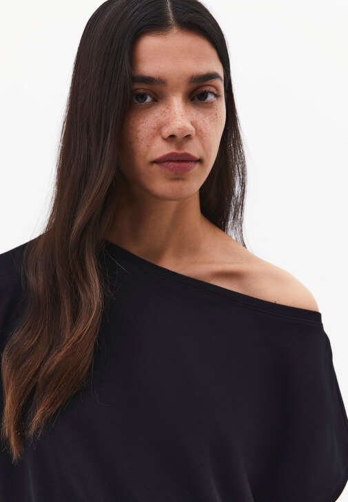 Bot Yaka Tişört ve Pantolon Kombini