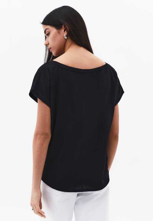 Bot Yaka Tişört ve Pantolon Kombini