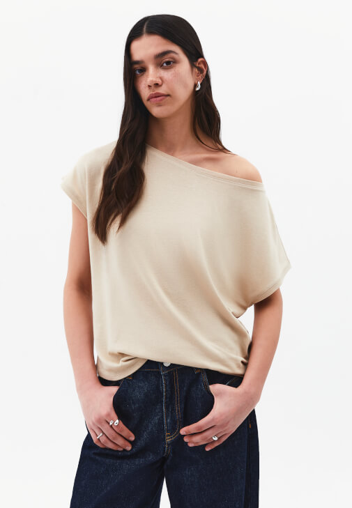 Bej Modal Bot Yaka Tişört