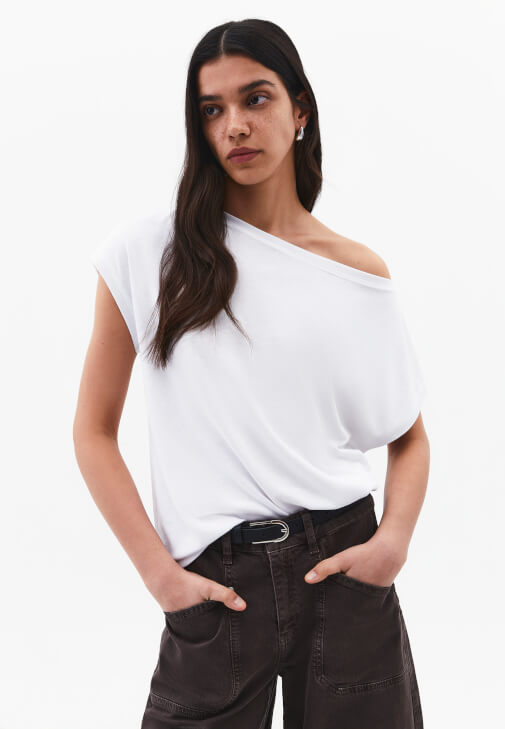 Beyaz Modal Bot Yaka Tişört