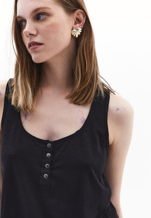 Çıtçıtlı Atlet ve Denim Şort Kombini