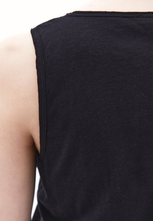 Çıtçıtlı Atlet ve Denim Şort Kombini