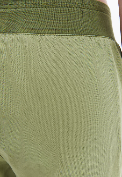 Orta Bel Jogger Pantolon ve Oversize Tişört Kombini