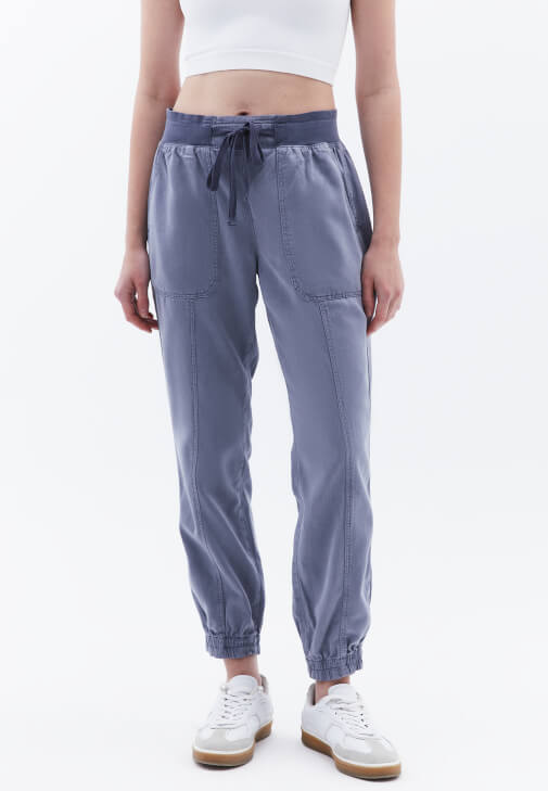 Orta Bel Jogger Pantolon ve Halter Yaka Atlet Kombini