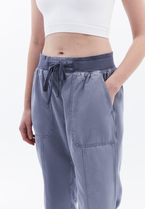 Orta Bel Jogger Pantolon ve Halter Yaka Atlet Kombini