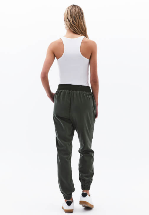 Orta Bel Pantolon ve U Yaka Atlet Kombini