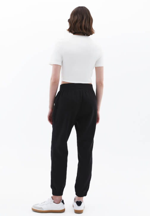 Tencel Jogger Pantolon ve Bot Yaka Tişört Kombini