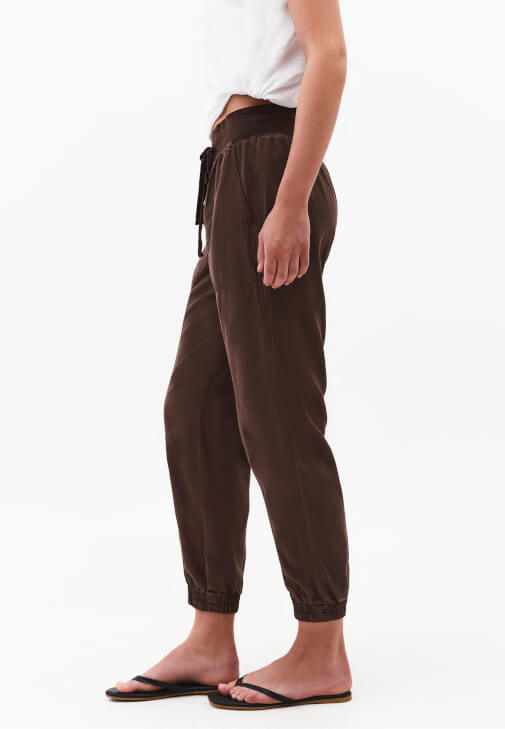 Jogger Pantolon ve Atlet Kombini