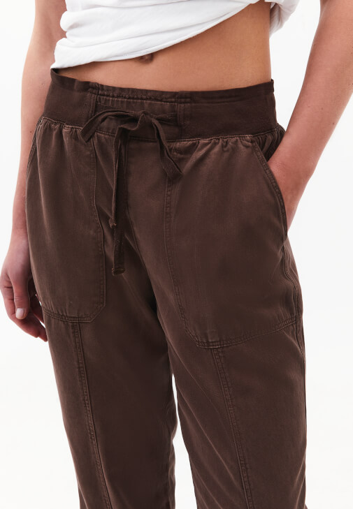 Jogger Pantolon ve Atlet Kombini