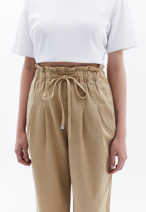 Baggy-Fit Pantolon ve V Yaka Tişört Kombini