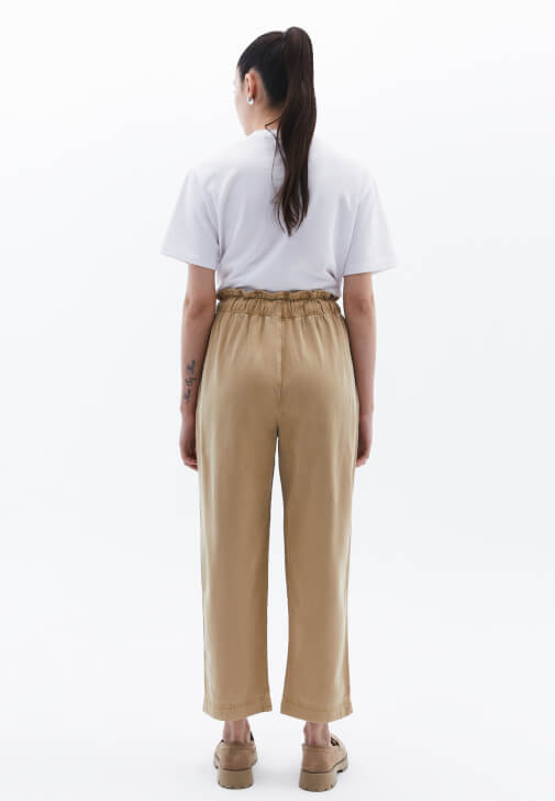 Baggy-Fit Pantolon ve V Yaka Tişört Kombini