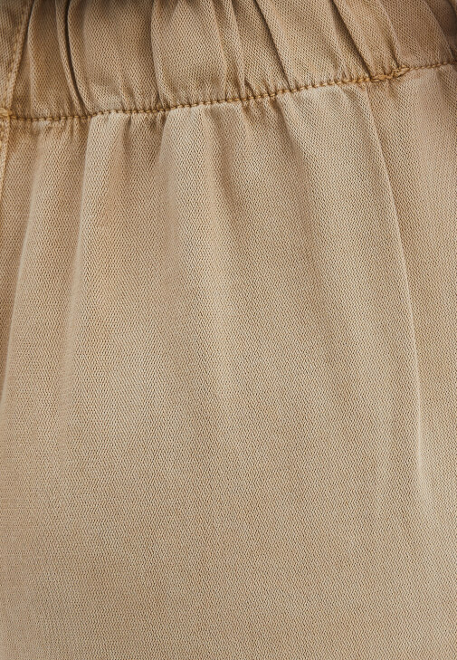 Baggy-Fit Pantolon ve V Yaka Tişört Kombini