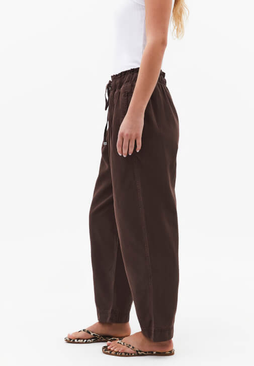 Baggy-Fit Pantolon ve Atlet Kombini