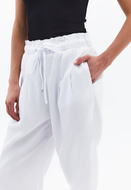 Tencel Pantolon ve Kare Yaka Atlet Kombini