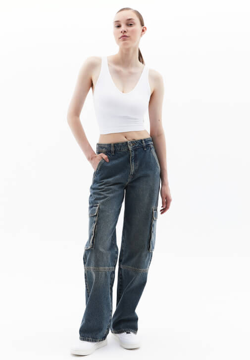 V Yaka Crop Top ve Kargo Pantolon Kombini