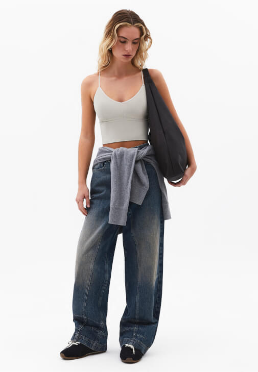  Askılı Atlet ve Baggy-Fit Pantolon Kombini