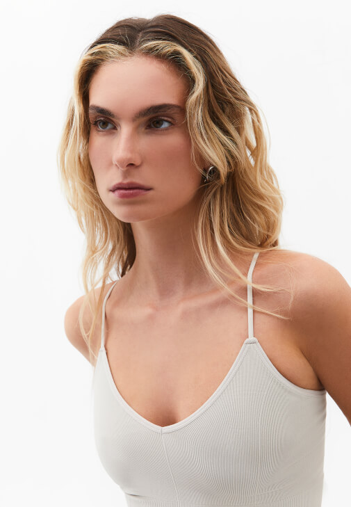 Askılı Atlet ve Baggy-Fit Pantolon Kombini