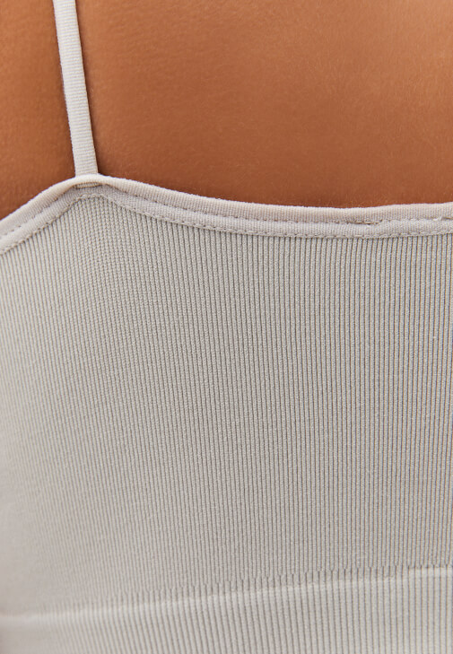 Askılı Atlet ve Baggy-Fit Pantolon Kombini