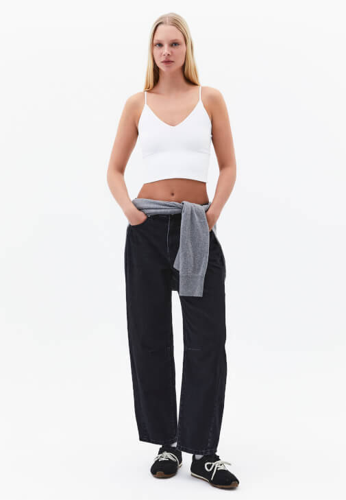  Crop Atlet ve Barrel-Fit Denim Kombini
