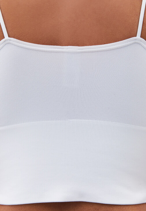 Crop Atlet ve Barrel-Fit Denim Kombini