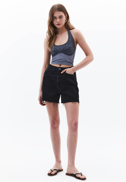 Dikişsiz Atlet ve Denim Şort Kombini