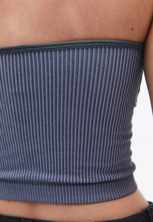 Dikişsiz Atlet ve Denim Şort Kombini