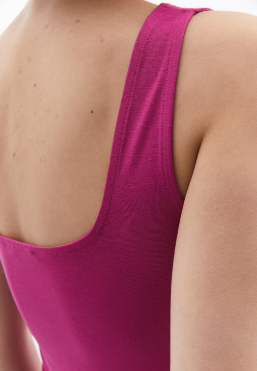 Pamuklu Atlet ve Wide-Leg Denim Kombini