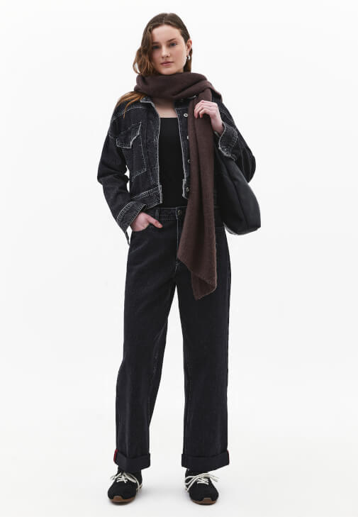 Kare Yaka Atlet ve Mom-Fit Denim Kombini