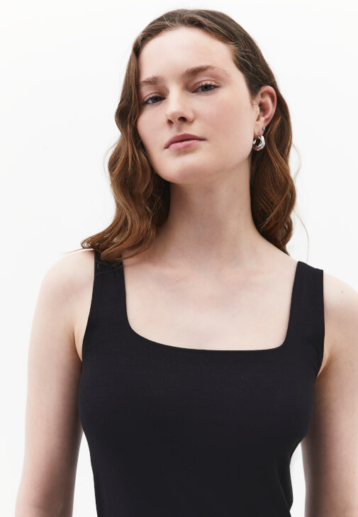 Kare Yaka Atlet ve Mom-Fit Denim Kombini